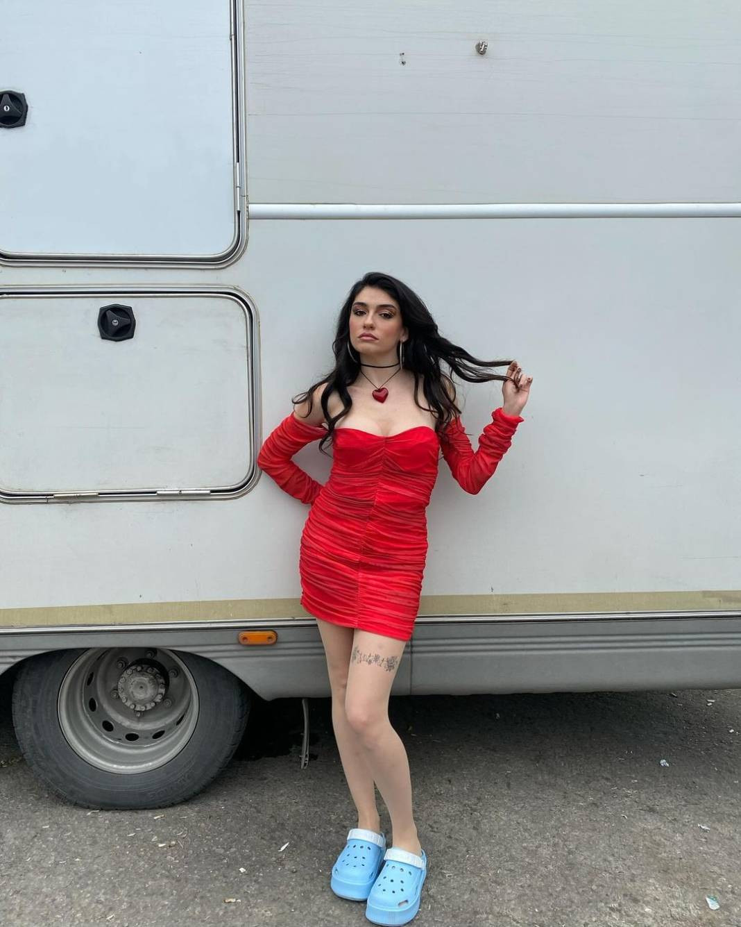 İnci Taneleri'nin Dilberi Hazar Ergüçlü'den sosyal medyayı sallayan pozlar - Resim: 2